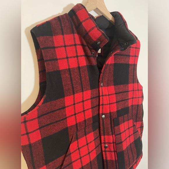 Old Navy Wool Blend Puffer Tartan Vest Men's XL Red Plaid Outdoors Lumberjack - Picture 3 of 9